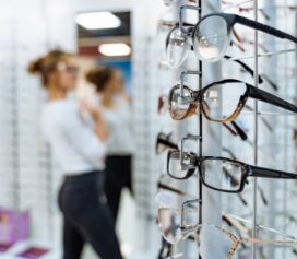 Armação de óculos: aprenda a escolher a ideal para o seu formato de rosto