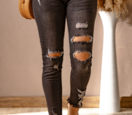 Ways To Wear Black Ripped Jeans Women’s