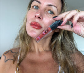 Lábios Perfeitamente Hidratados e Com Volume: Lip Gloss Hyaluronic Lovely Beauty Care Lábios Perfeitamente Hidratados e Com Volume: Lip Gloss Hyaluronic Lovely Beauty Care